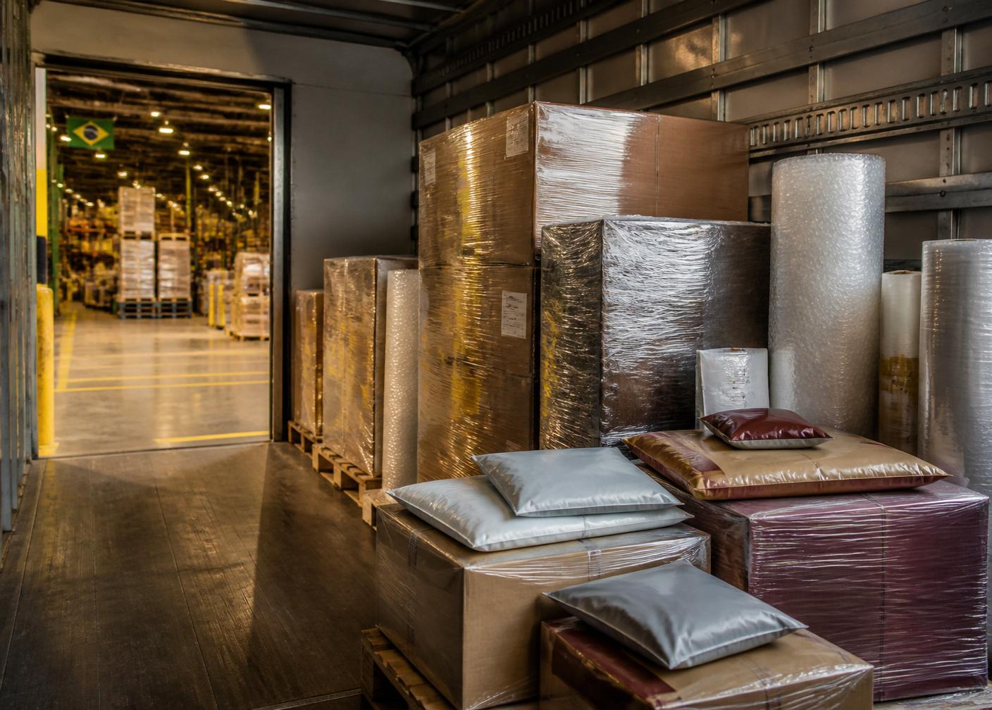 Materiais embalados dentro de caminhão logístico